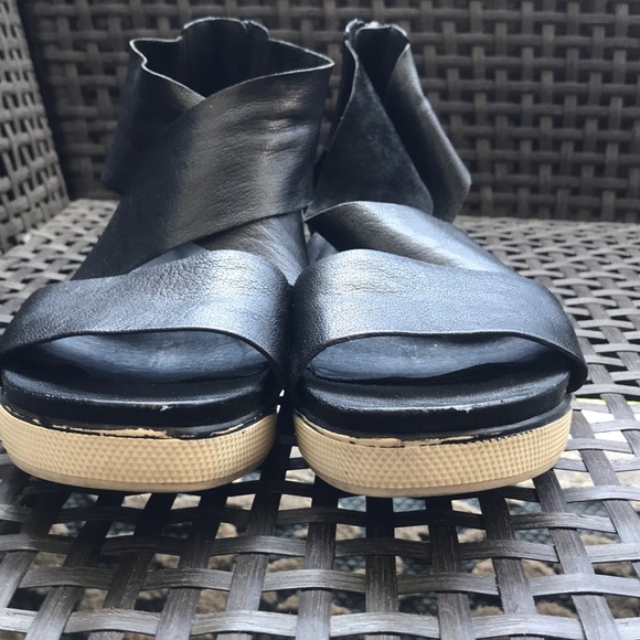 Black Eileen Fisher flat shoes. - Picture 4 of 4